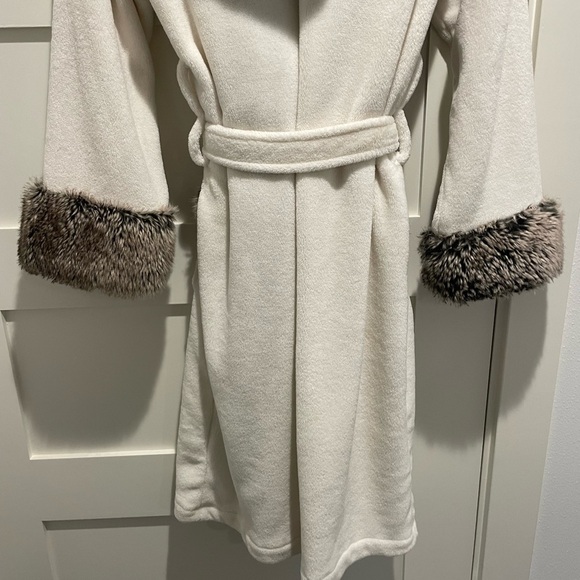 Pottery Barn Cream and Brown Faux Fur Trim Robe - Picture 11 of 11